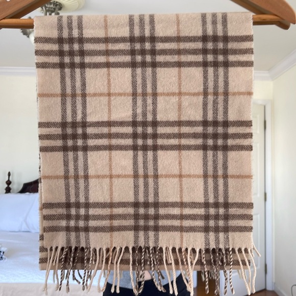 Burberry Winter Scarf - Picture 1 of 3